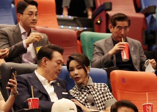 윤석열 대통령 내외가 12일 오후 서울 시내 한 영화관에서 영화 '브로커'를 관람하고 있다.<대통령실 제공>